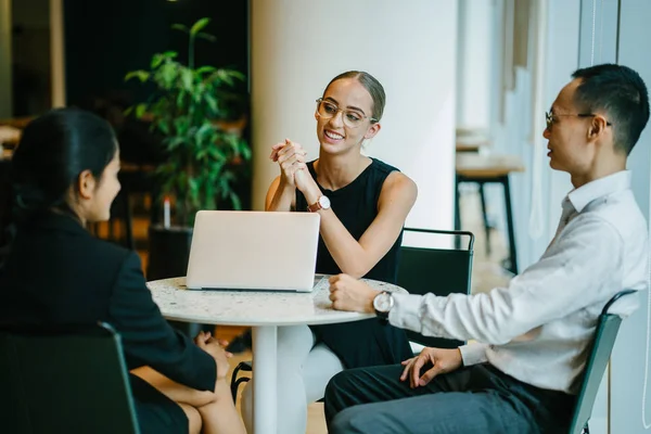 iş adamları modern ofiste dizüstü kullanarak proje tartışıyor 