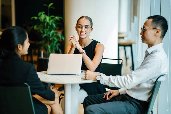 iş adamları modern ofiste dizüstü kullanarak proje tartışıyor 