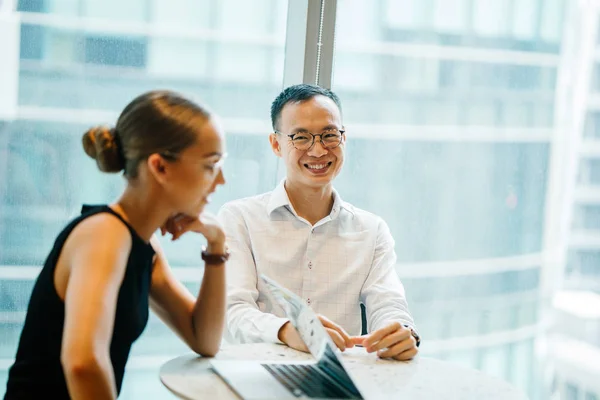 Geschäftsleute Diskutieren Projekt Mit Laptop Sitting Modernem Büro Auf Fensterhintergrund — Stockfoto