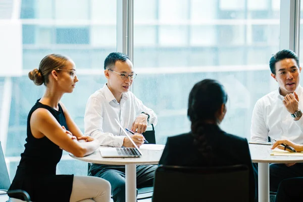 iş adamları laptop ayakta kullanma modern office proje tartışıyor 