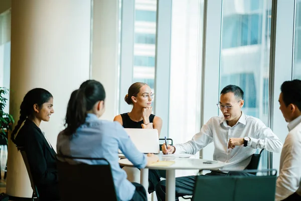 iş adamları laptop ayakta kullanma modern office proje tartışıyor 