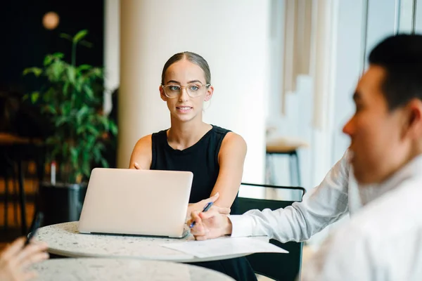 Geschäftsleute Diskutieren Projekt Mit Laptop Modernen Büro — Stockfoto