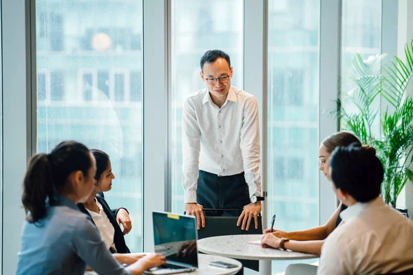 iş adamları laptop ayakta kullanma modern office proje tartışıyor 