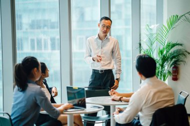 iş adamları laptop ayakta kullanma modern office proje tartışıyor 