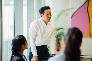 iş adamları laptop ayakta kullanma modern office proje tartışıyor 