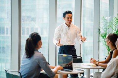 iş adamları laptop ayakta kullanma modern office proje tartışıyor 