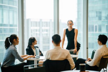 iş adamları laptop ayakta kullanma modern office proje tartışıyor 