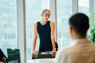 iş adamları laptop ayakta kullanma modern office proje tartışıyor 