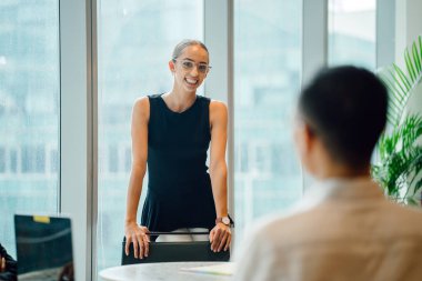 iş adamları laptop ayakta kullanma modern office proje tartışıyor 