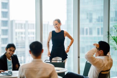 iş adamları laptop ayakta kullanma modern office proje tartışıyor 