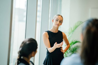 iş adamları laptop ayakta kullanma modern office proje tartışıyor 