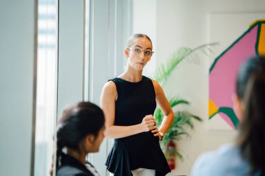 iş adamları laptop ayakta kullanma modern office proje tartışıyor 