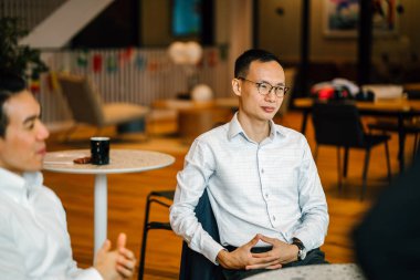 modern ofis masada oturan ve birlikte çalışan iş adamları