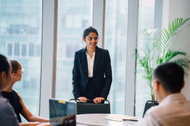 iş adamları laptop ayakta kullanma modern office proje tartışıyor 