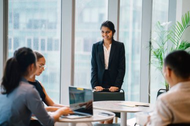 iş adamları laptop ayakta kullanma modern office proje tartışıyor 