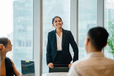 iş adamları laptop ayakta kullanma modern office proje tartışıyor 