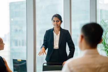 iş adamları laptop ayakta kullanma modern office proje tartışıyor 