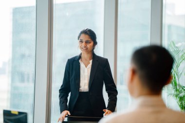 iş adamları laptop ayakta kullanma modern office proje tartışıyor 