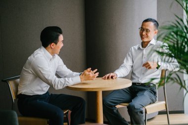 modern ofis masada oturan ve birlikte çalışan iş adamları