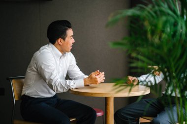 modern ofis masada oturan ve birlikte çalışan iş adamları