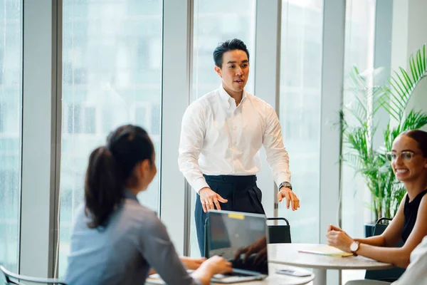 iş adamları laptop ayakta kullanma modern office proje tartışıyor 