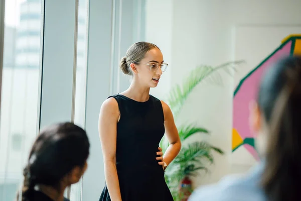 Business People Discussing Project Using Laptop Standing Modern Office — Stock Photo, Image