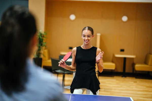 Jonge Vrouwelijke Ondernemers Spelen Tafeltennis Met Collega Tijdens Pauze Moderne — Stockfoto