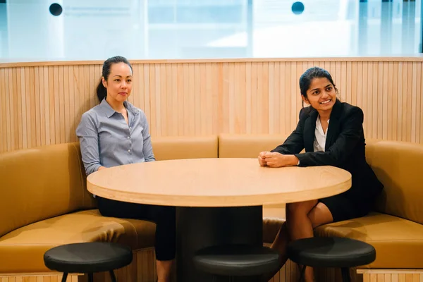 Vrouwelijke Ondernemers Gelet Vergadering Vergadering Aan Tafel Moderne Kantoor — Stockfoto
