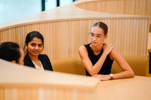 Kvinnliga Företagare Att Möte Sittande Vid Bord Moderna Kontor — Stockfoto
