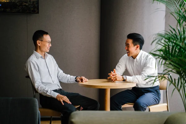 modern ofis masada oturan ve birlikte çalışan iş adamları