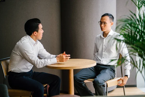 modern ofis masada oturan ve birlikte çalışan iş adamları