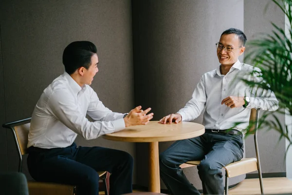 modern ofis masada oturan ve birlikte çalışan iş adamları