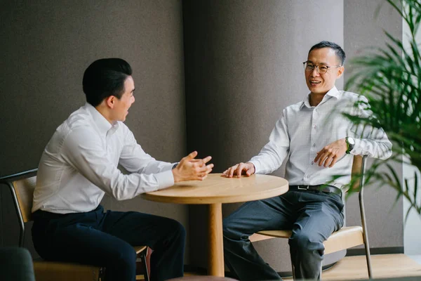 modern ofis masada oturan ve birlikte çalışan iş adamları