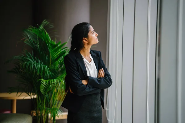 Portrait Young Confident Businesswoman Standing Arms Crossed Window Meeting Room — Stock Photo, Image