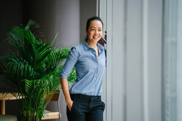 Retrato Joven Mujer Negocios Asiática Confiada Vistiendo Camisa Azul Sonriendo — Foto de Stock