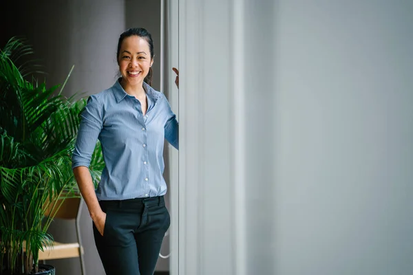 Впевнена Азіатська Бізнес Леді Посміхається Стоячи Сучасному Офісі Зеленою Рослиною — стокове фото