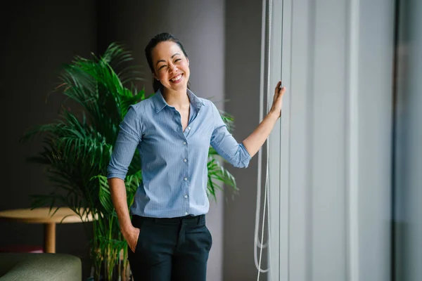 Asian Businesswoman Smiling Standing Leaning Window Ledge Meeting Room — Stock Photo, Image