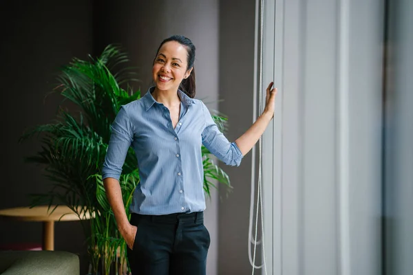 Asiático Mujer Negocios Sonriendo Pie Apoyado Ventana Repisa Sala Reuniones — Foto de Stock