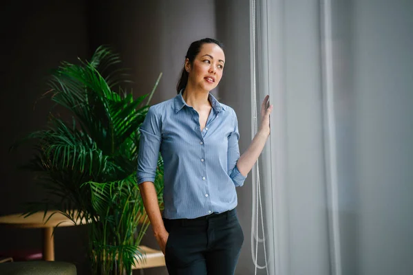 Seguro Asiático Mujer Negocios Sonriendo Pie Moderno Oficina Con Verde — Foto de Stock