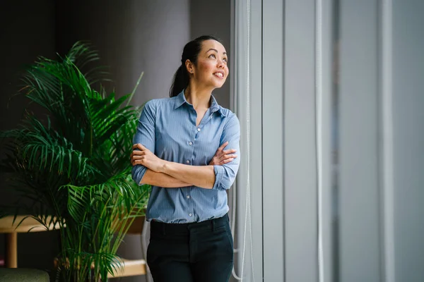 Portrait Jeune Confiant Asiatique Femme Affaires Debout Près Fenêtre — Photo