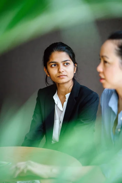 Geschäftsfrauen Lächeln Und Reden Tisch — Stockfoto