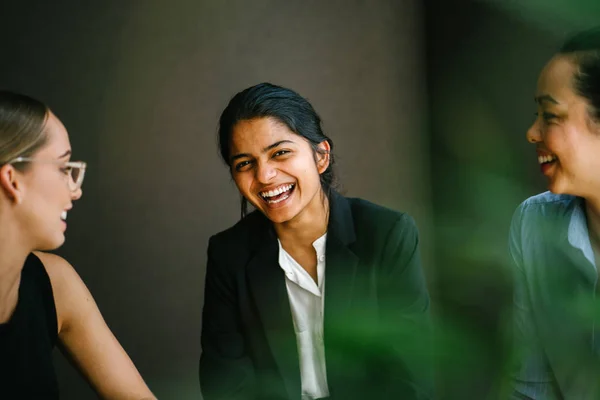 Close Van Portret Van Drie Jonge Vrouwen Die Glimlachen Vergadering — Stockfoto