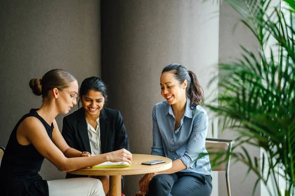 masadan, üç çeyrek uzunluğu okuma kitabı gülümseyen üç genç kadın portresi