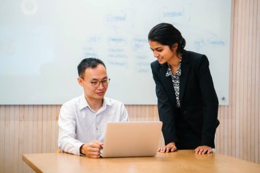 iki iş ortağı kullanma laptop ayakta modern office proje tartışıyor 