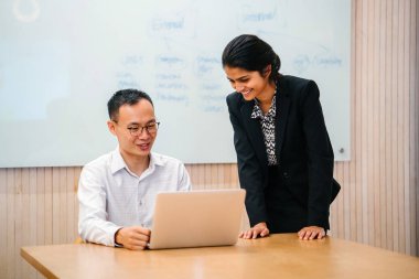 iki iş ortağı kullanma laptop ayakta modern office proje tartışıyor 