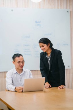 iki iş ortağı kullanma laptop ayakta modern office proje tartışıyor 