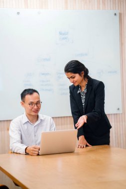 iki iş ortağı kullanma laptop ayakta modern office proje tartışıyor 