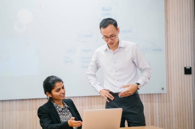 iki iş ortağı kullanma laptop ayakta modern office proje tartışıyor 