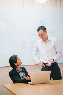 iki iş ortağı kullanma laptop ayakta modern office proje tartışıyor 