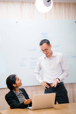 iki iş ortağı kullanma laptop ayakta modern office proje tartışıyor 